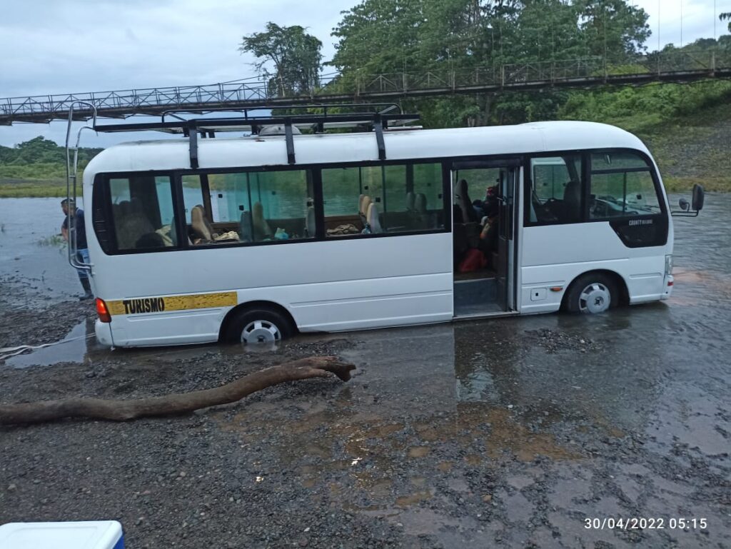 le bus embourbé avant d'entrer dans la tribu indigène