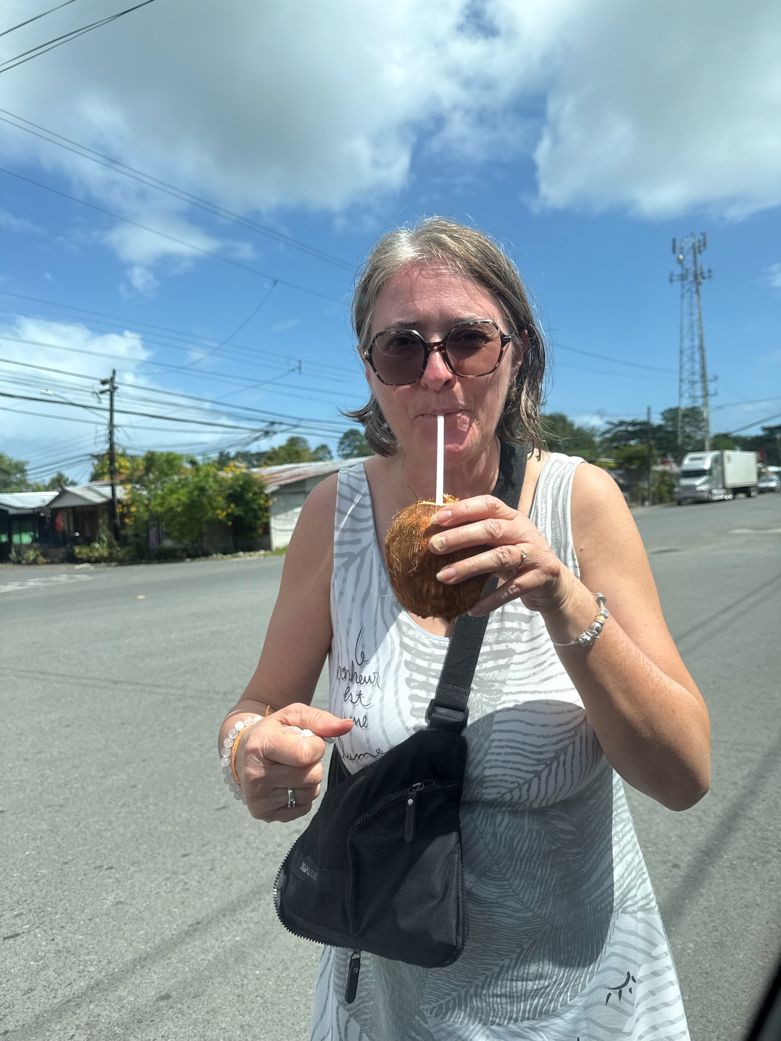 Une voyageuse dégustant une noix de coco fraiche pendant un circuit au Costa Rica