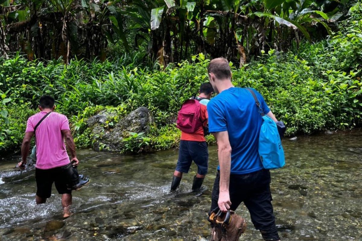 Tristan en dans la jungle Tristan, guide francophone, marche dans la jungle avec les Bribris