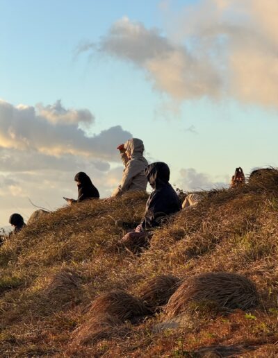 un groupe captivé par la vue dans les montagnes pendant un séjour au Costa Rica