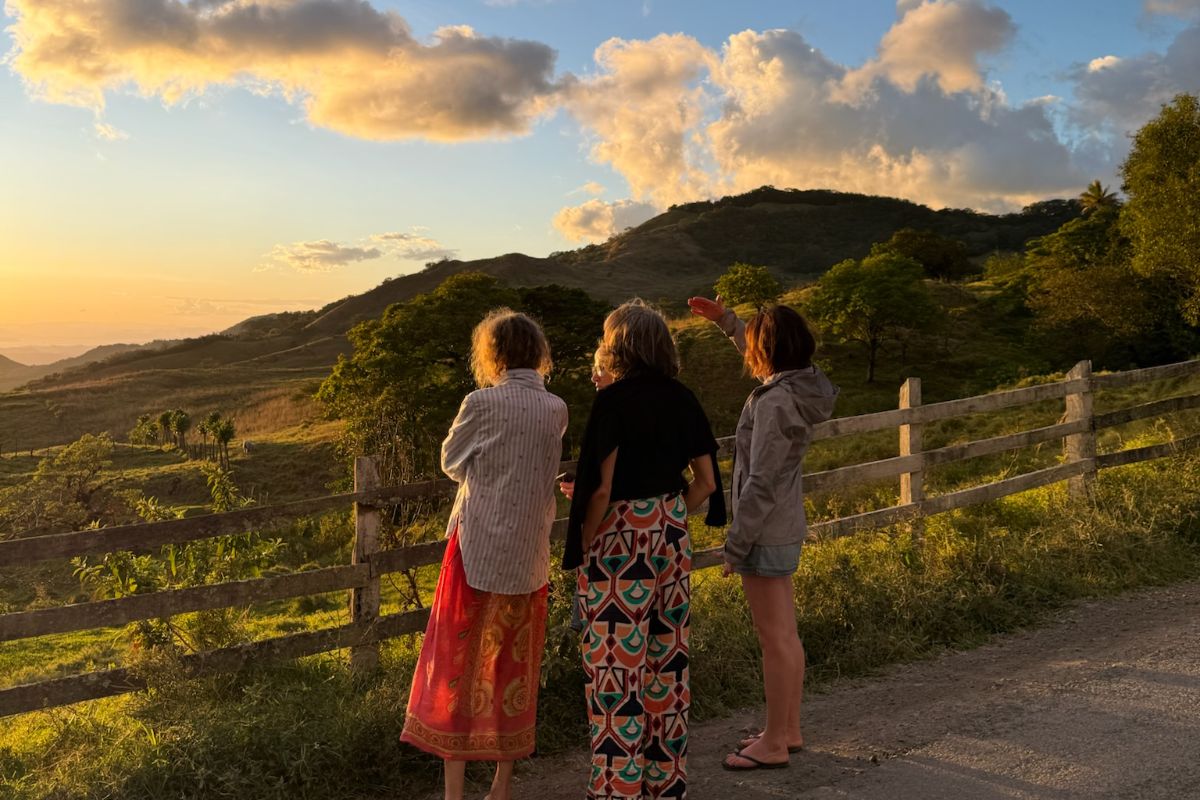 circuit en petit groupe au Costa Rica Un petit groupe regarde le coucher du soleil pendant un séjour Costa Rica