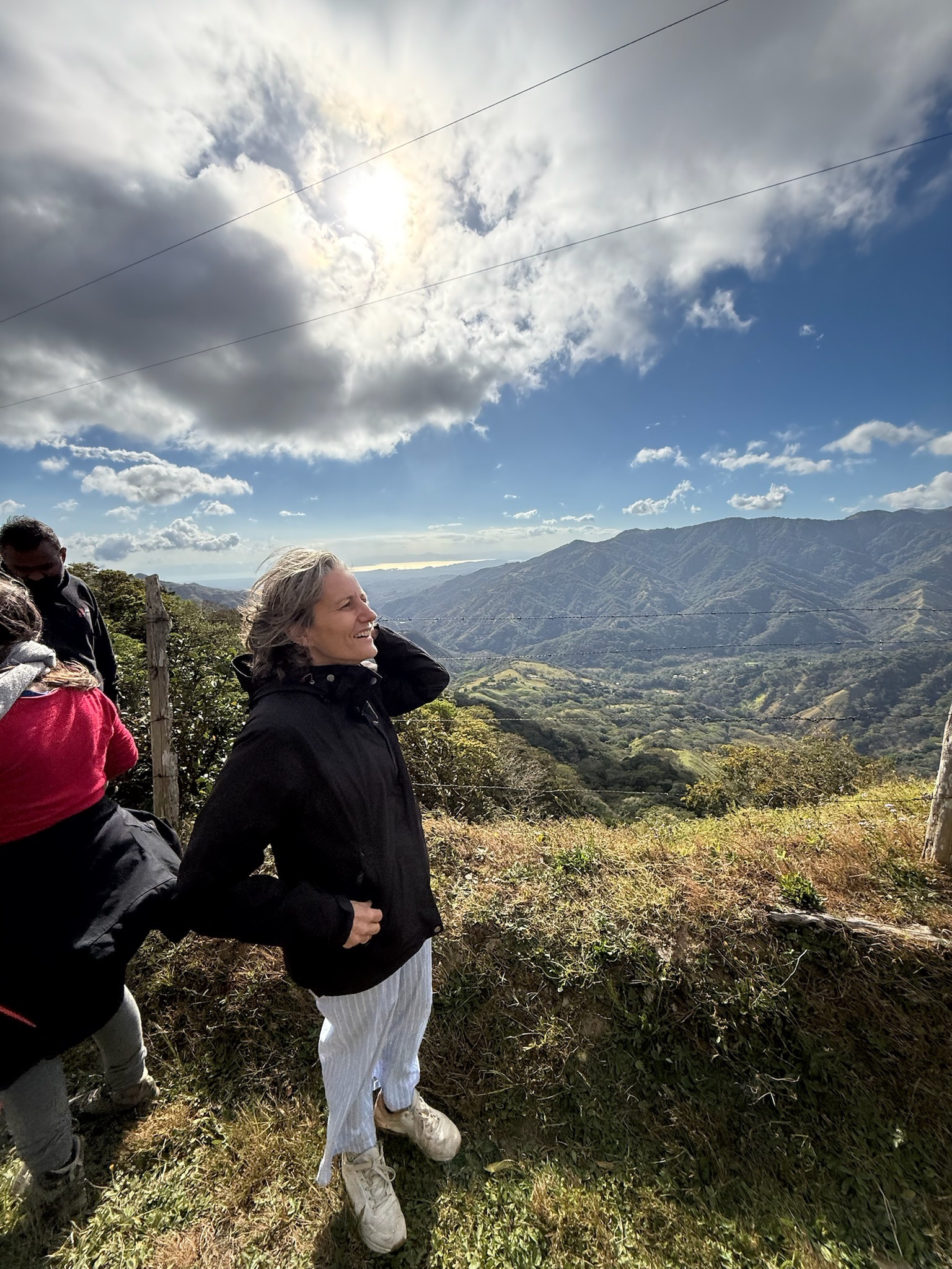 Une voyageuse au Costa Rica profitant de la vue sur les montagnes