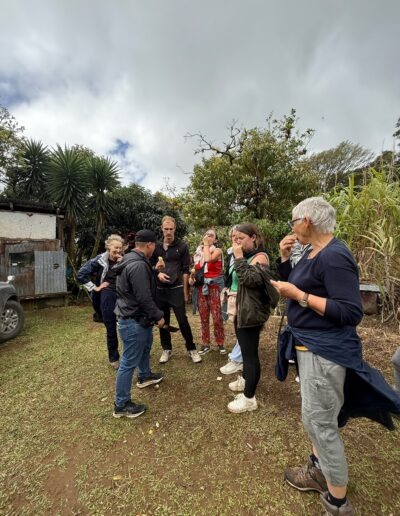 un groupe écoutant un guide à Miramar, pendant un voyage au Costa Rica