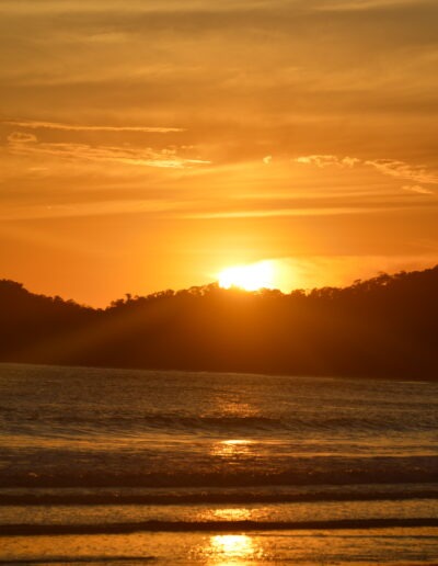 un coucher de soleil sur l'océan Pacifique au Costa Rica