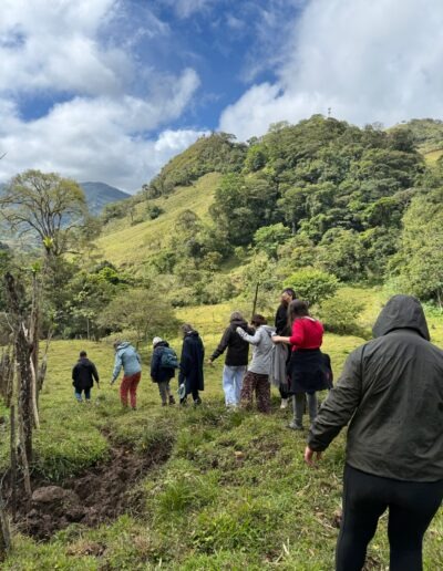 Un groupe marchant dans les montagnes près de Miramar, au Costa Rica