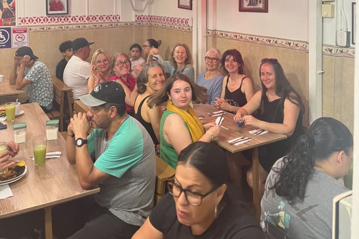 Soda Talla Un petit groupe mangeant dans un restaurant traditionnel pendant un voyage de groupe au Costa Rica