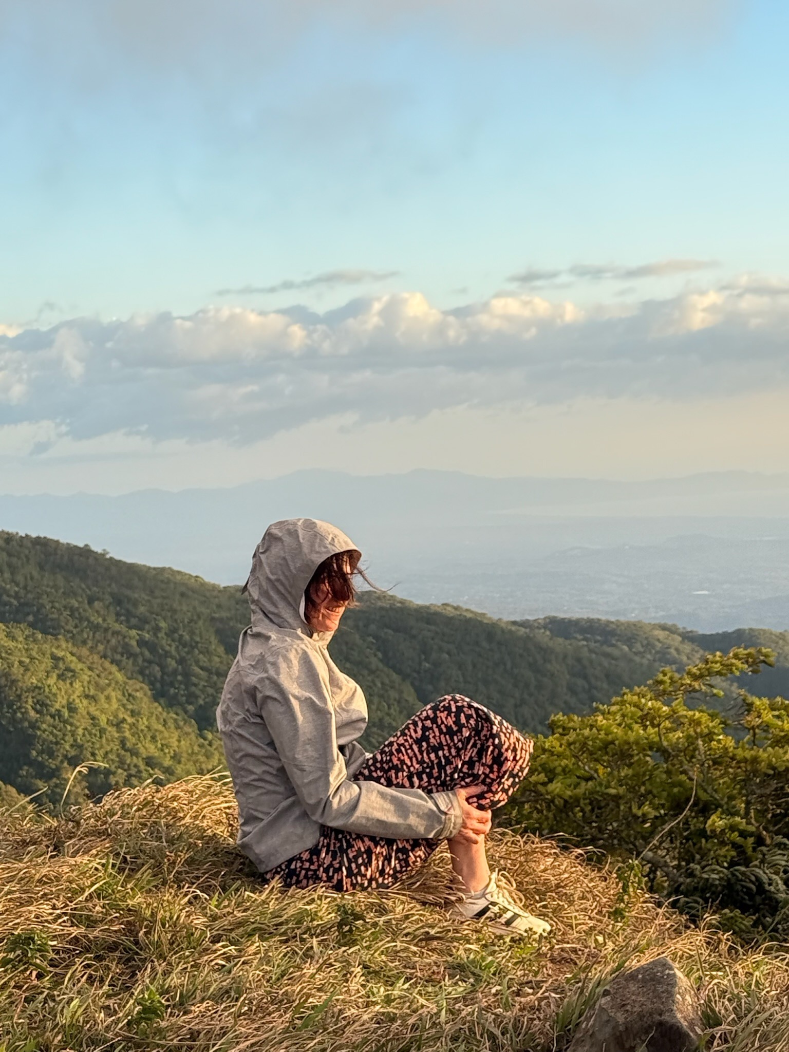 Une voyageuse profitant d'une vue époustouflante dans les montagnes, au Costa Rica