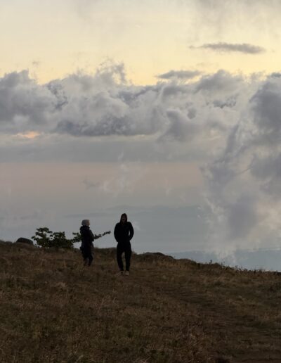 deux personnes dans les montagnes pendant un séjour au Costa Rica