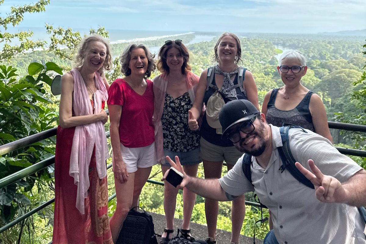 Erick et les voyageuses Un groupe profite de la vue du Cerro Tortuguero pendant un circuit en petit groupe au Costa Rica