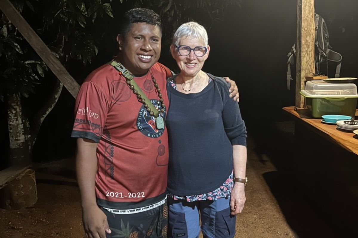 Gamita et Marie France Une voyageuse rencontrant un Bribri lors d'un séjour au Costa Rica