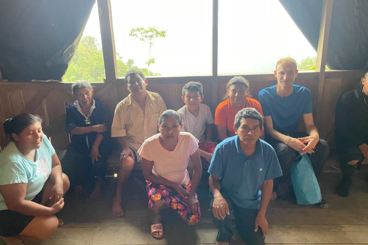 Famille Bribris Tristan, guide francophone au Costa Rica, en photo avec une famille Bribris