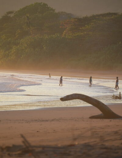 des baigneurs à playa Manzanillo, au Costa Rica