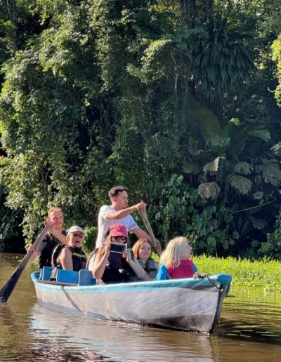 Un groupe en excursion à Tortuguero, Costa Rica