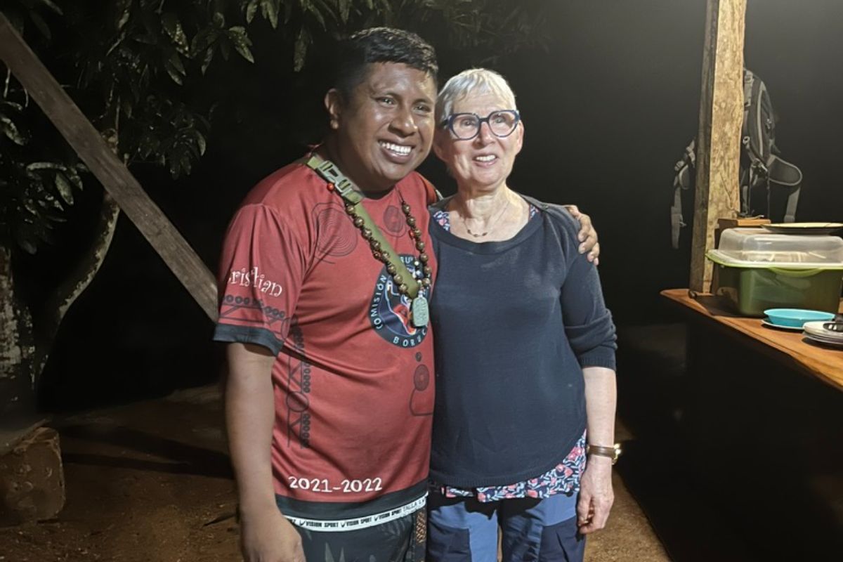 Gamita et MF 2 Un guide Bribri et une voyageuse se rencontre dans un voyage de groupe au Costa Rica
