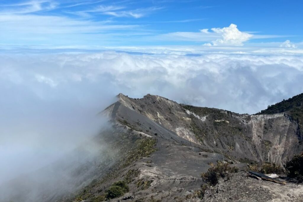 Le volcan Irazu, près d'Orosi au Costa Rica