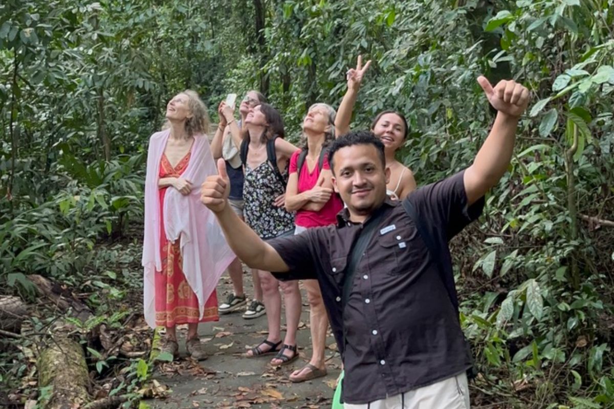 Pablo, guide au parce national de Tortuguero et un petit groupe de voyageuse