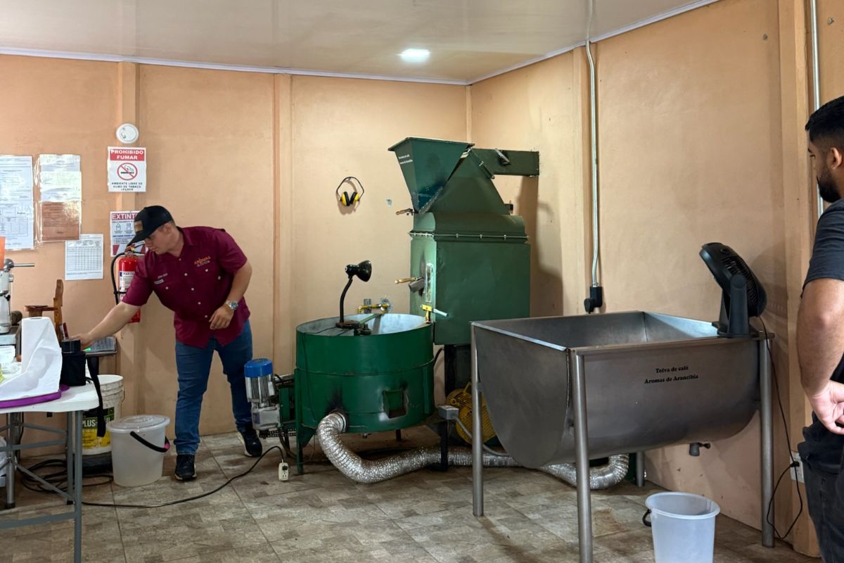 anthony torrefie Anthony, producteur de café au Costa Rica montre comment il torréfie ses grains
