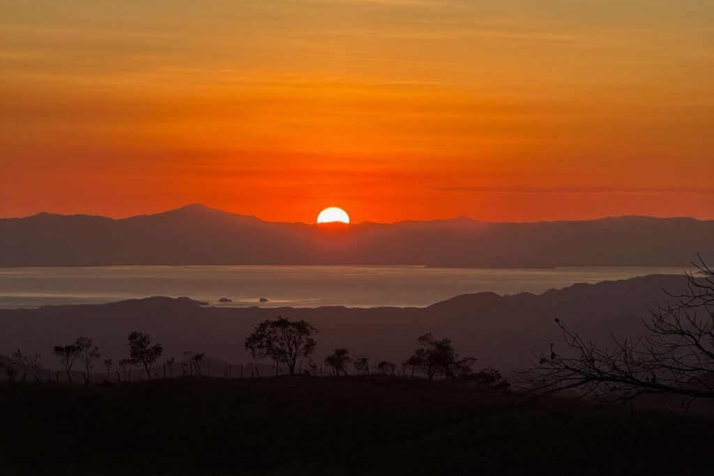 Un magnifique ciel flamboyant après un coucher de soleil a Costa Rica