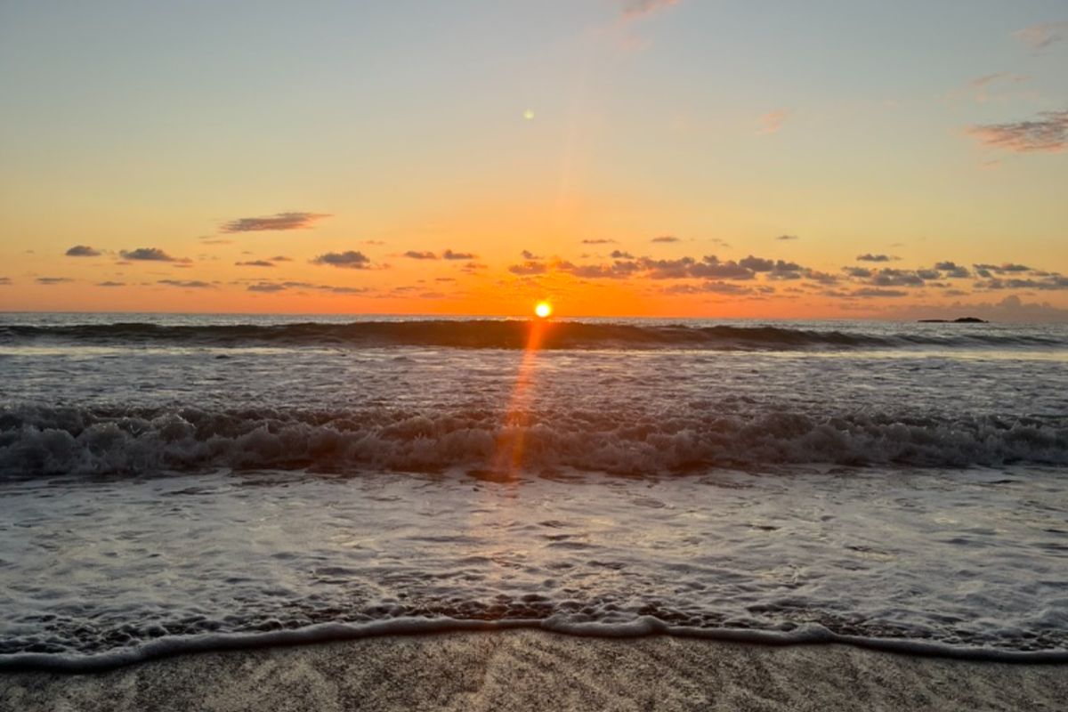 un coucher de soleil sur l'océan Pacifique à Uvita, Costa Rica