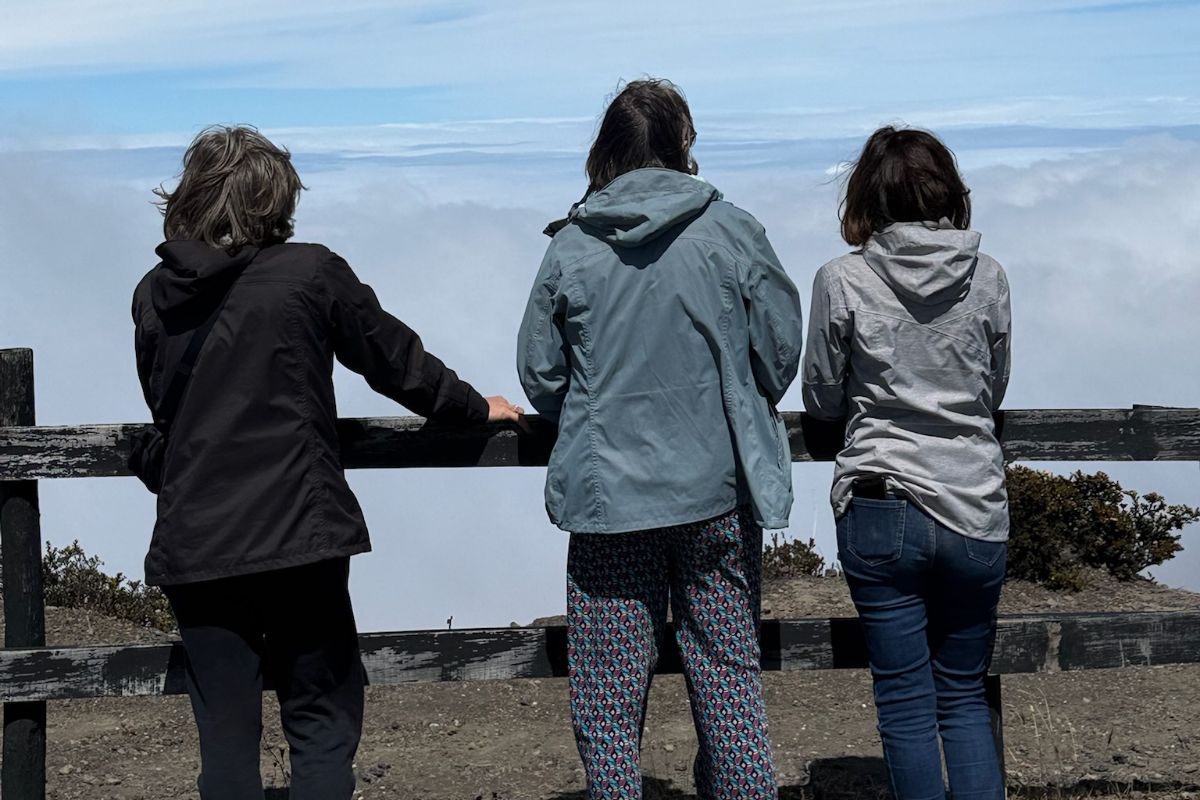 dans les nuages Trois femmes admirant la vue depuis le sommet du volcan Irazu pendant un voyage privé au Costa Rica