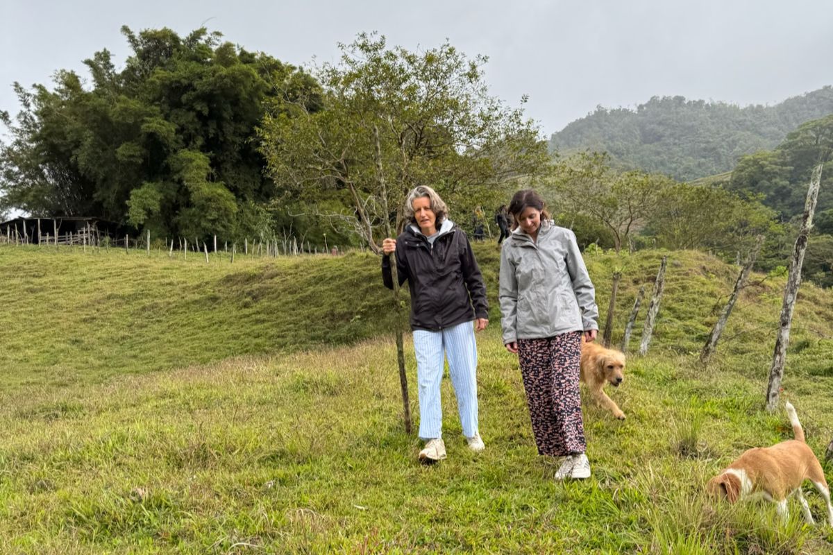 deux nathalies sur la plantation Deux voyageuses se promènent sur une plantation de café au Costa Rica