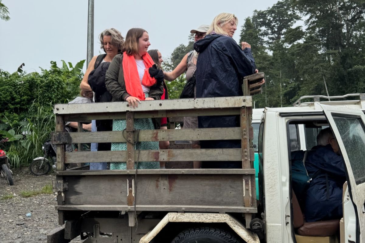 en voiture un groupe dans un transport insolite pendant un voyage sur mesure au Costa Rica