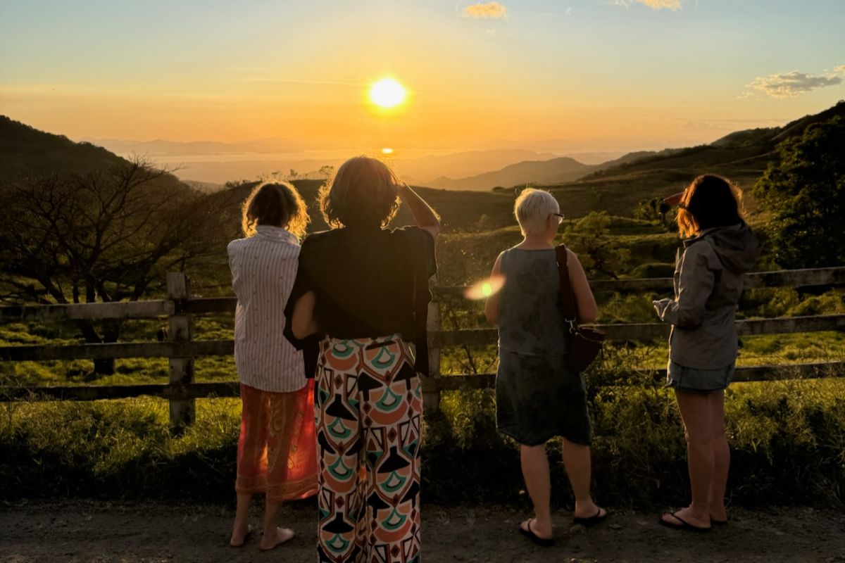 face au soleil un petit groupe admire le coucher de soleil pendant un séjour guidé au Costa Rica