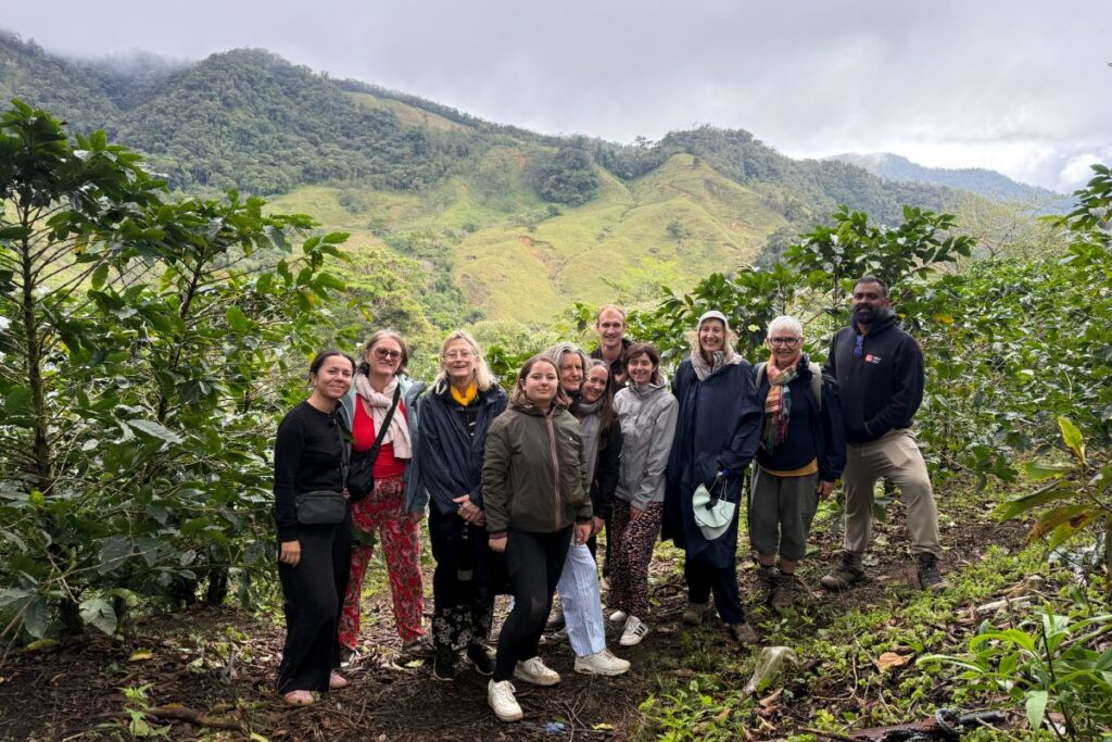 un petit souriant visite une plantation de café au Costa Rica