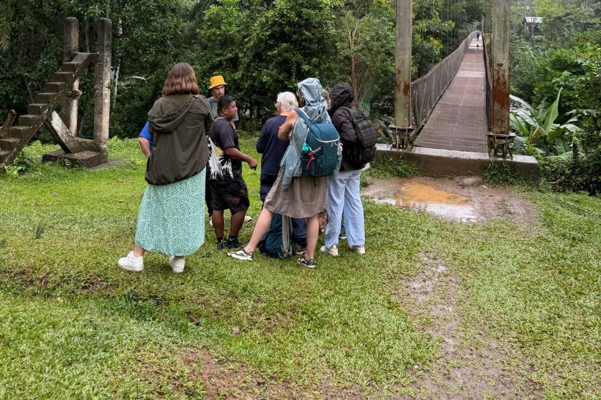 partager Un petit groupe écoute les explications d'un guide Bribri, au Costa Rica