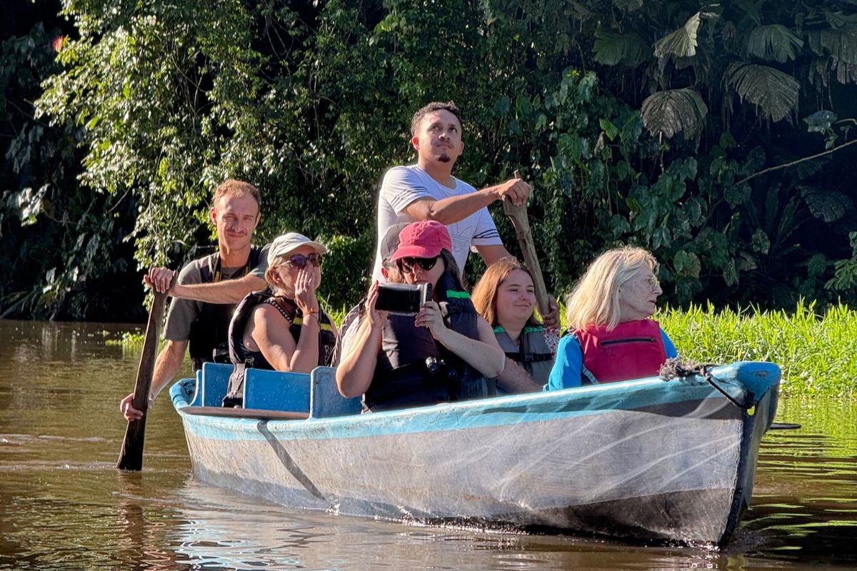 sur la barque un petit groupe vogue à Tortuguero, au Costa Rica